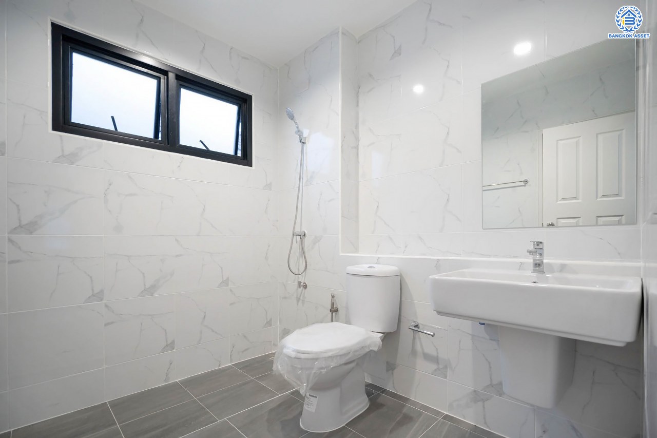 บ้านมือสองตกแต่งใหม่ ม.วรารมย์ เพชรเกษม81 แบรนด์ Q.House รองรับทุกความสุข เนื้อที่ 54 ตร.ว. ฟังก์ชัน 3 ห้องนอน 2 ห้องน้ำ 1 ห้องอเนกประสงค์ จอดรถได้ 1 คัน บนทำเลใกล้ The Mall บางแค และเชื่อมต่อ ถ.พุทธมณฑลสาย4 และ ถ.กาญจนาฯ